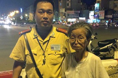Hà Nội: Cụ già đi lạc cả ngày được CSGT giúp tìm người thân