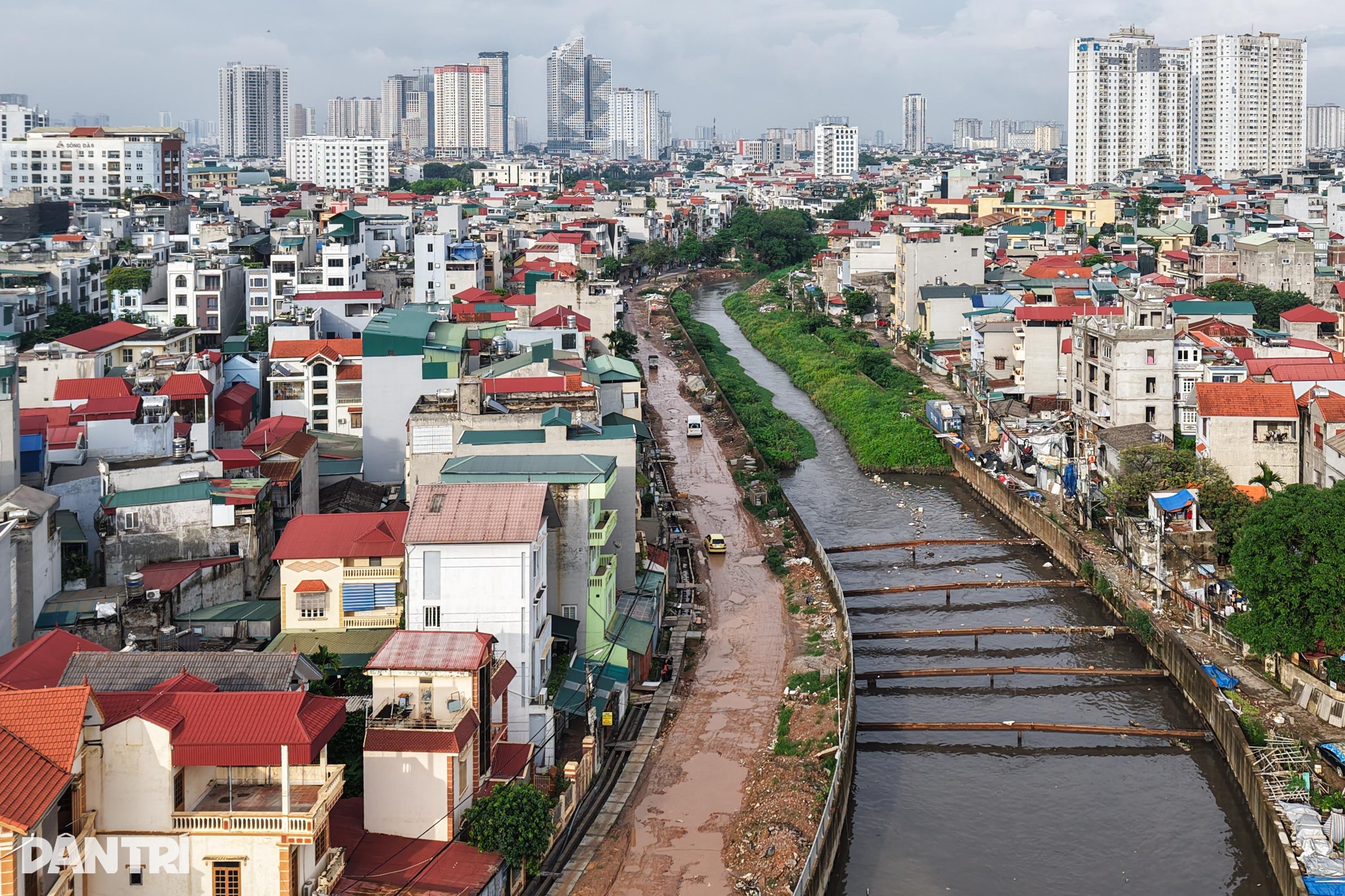 Hà Nội: Thi công đường cao hơn nền nhà dân 1m khiến nhiều gia đình khốn khổ - 1 Hà Nội: Thi công đường cao hơn nền nhà dân 1m khiến nhiều gia đình khốn khổ - 1