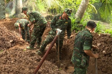 Khẩn trương tìm kiếm hài cốt liệt sĩ ở những nghĩa trang tạm giữa vườn dừa