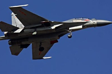 Trung Quốc "khoe" ảnh máy bay chiến đấu đọ với Su-35 của Nga