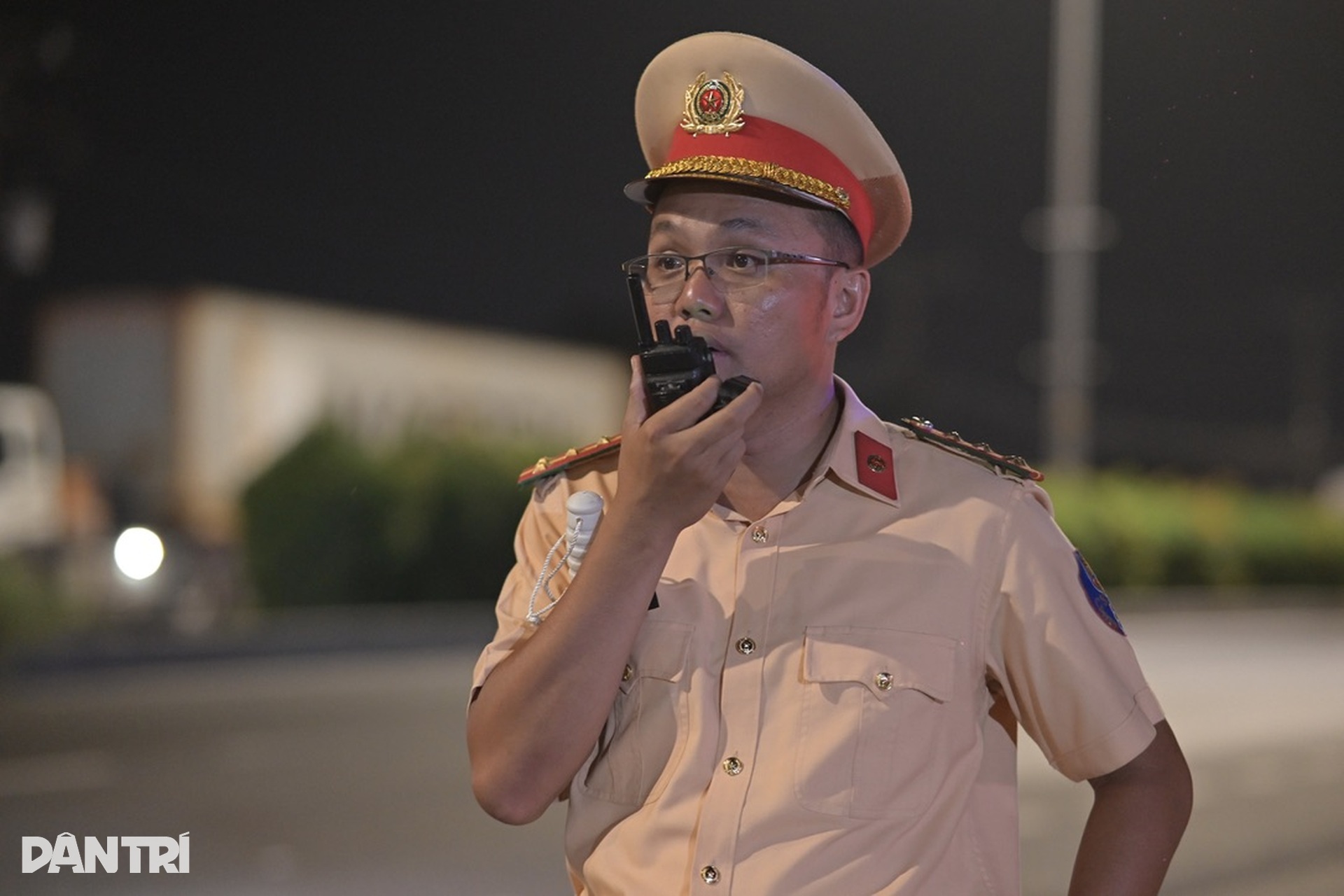 CSGT xuyên đêm xử phạt tài xế ô tô chạy quá tốc độ ở TPHCM - 6 CSGT xuyên đêm xử phạt tài xế ô tô chạy quá tốc độ ở TPHCM - 6