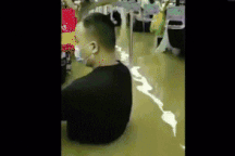 Nước lũ ồ ạt dâng đến cổ hành khách trên tàu điện ngầm Trung Quốc