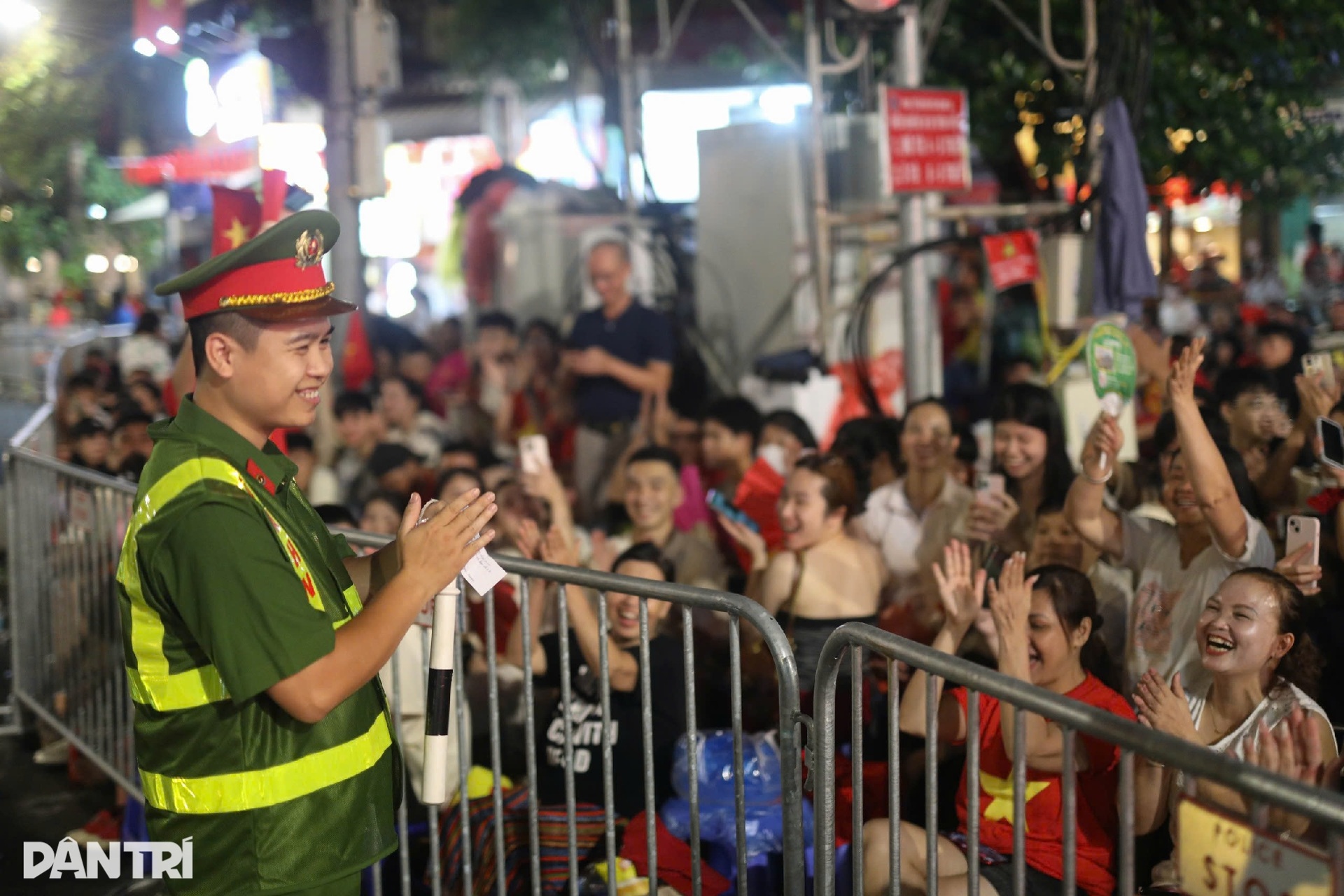 Đêm Hà Nội rộn rã tiếng ca, hàng vạn người hân hoan chờ lễ diễu binh - 14 Đêm Hà Nội rộn rã tiếng ca, hàng vạn người hân hoan chờ lễ diễu binh - 14