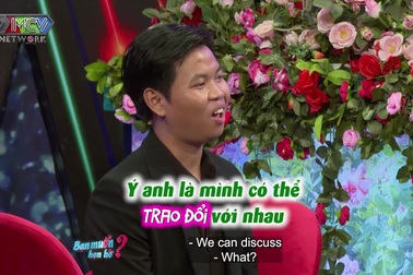 Chàng trai chưa từng yêu ai lúng túng khi tặng hoa cho bạn nữ