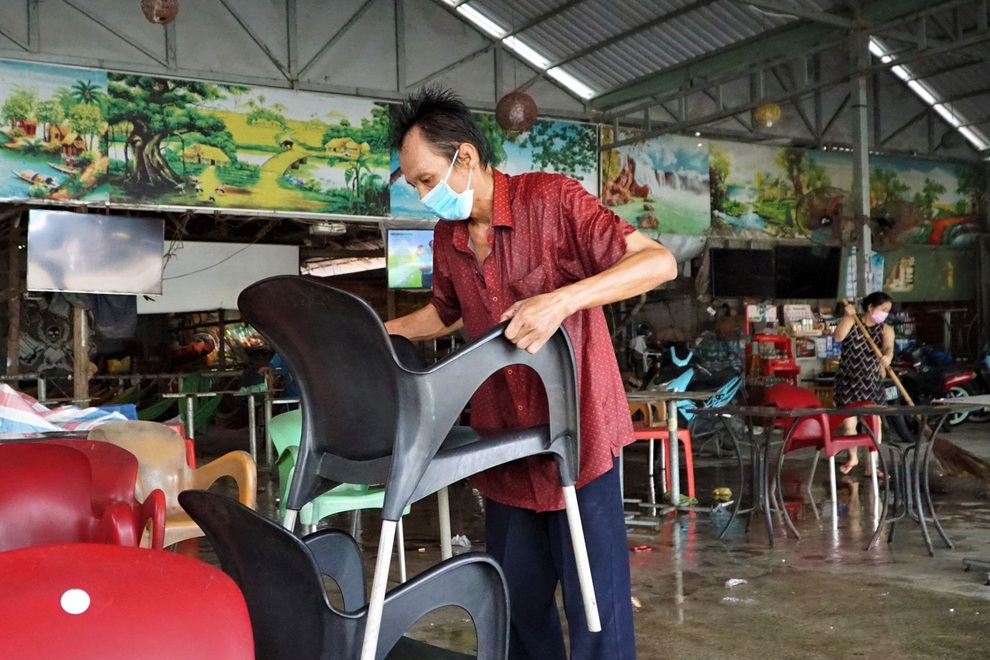 Dân đổ ra đường, hàng quán tất bật dọn dẹp đón khách sau nới lỏng giãn cách - 3 Dân đổ ra đường, hàng quán tất bật dọn dẹp đón khách sau nới lỏng giãn cách - 3