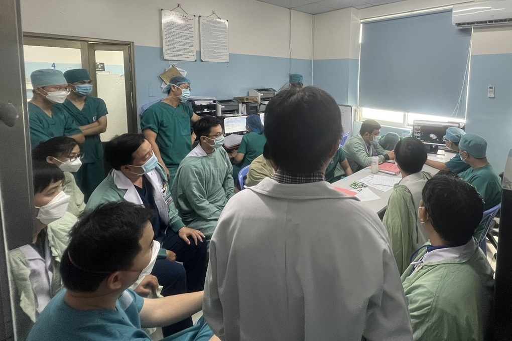 Vụ cây lớn bật gốc trước cổng trường: 7 người gặp nạn, thai phụ nguy kịch - 1 Vụ cây lớn bật gốc trước cổng trường: 7 người gặp nạn, thai phụ nguy kịch - 1