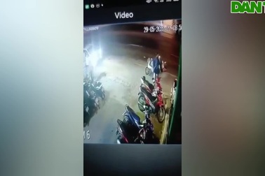 Hai thiếu nữ thoát chết thần kỳ dưới bánh xe container