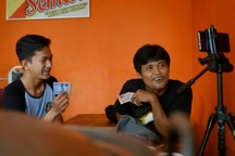 Ngôi làng nghèo cả năm đi làm thuê cùng nhau "đổi đời" nhờ video triệu view