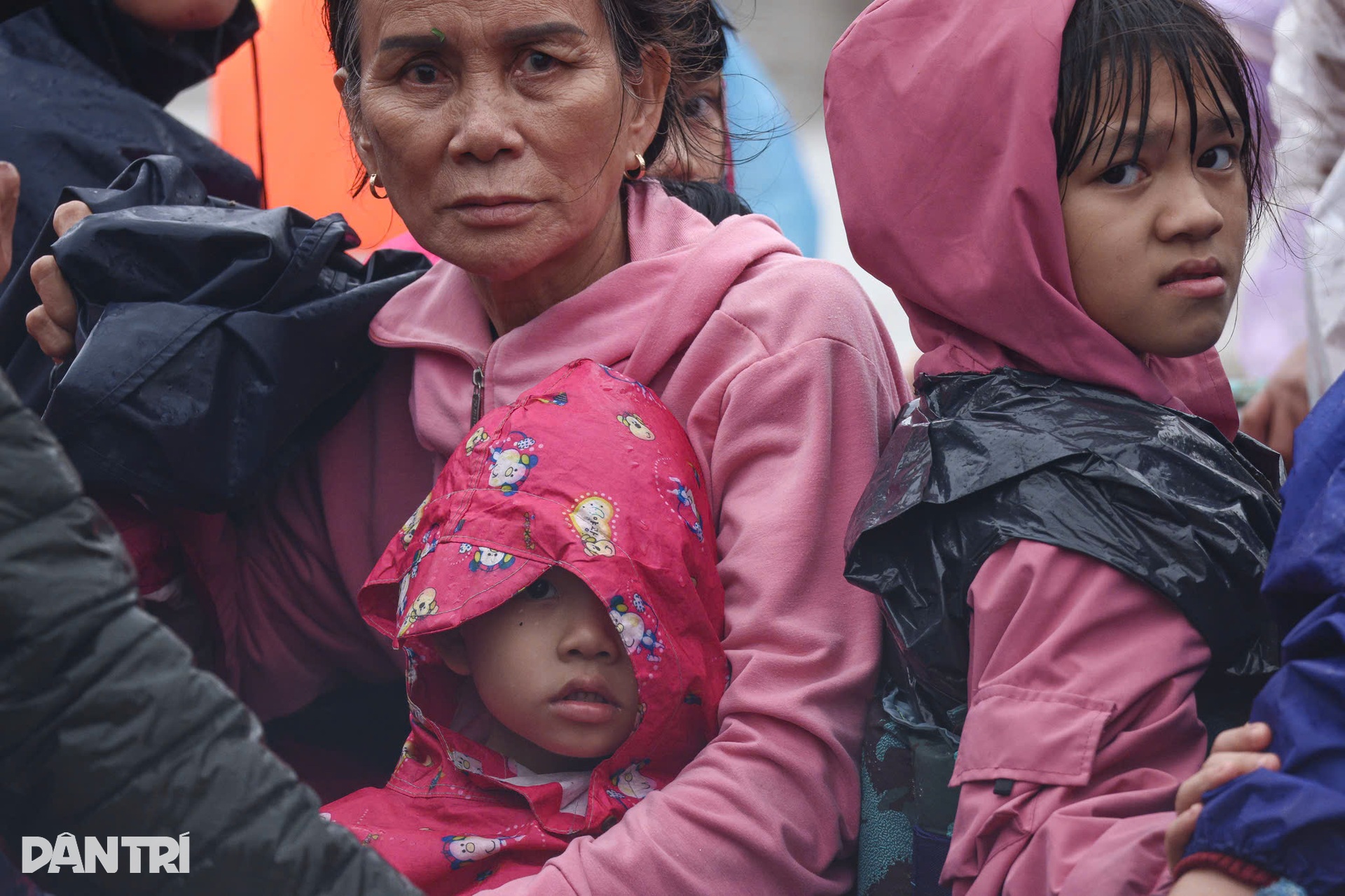 Những ánh mắt hoảng loạn trong dòng lũ vây vùng Phú Yên - 12