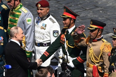 Trung úy quân đội chia sẻ khoảnh khắc bắt tay Tổng thống Nga Putin