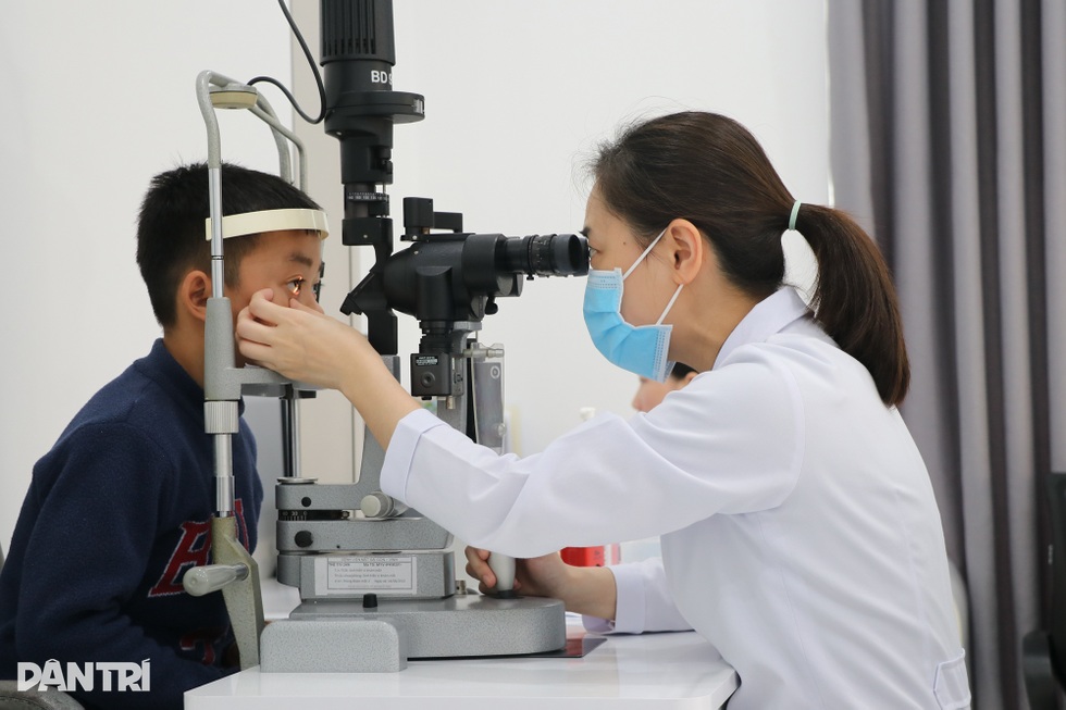 Trưởng Công an xã cứu cậu bé nơi bản nghèo thoát khỏi cảnh mù lòa - 4 Trưởng Công an xã cứu cậu bé nơi bản nghèo thoát khỏi cảnh mù lòa - 4