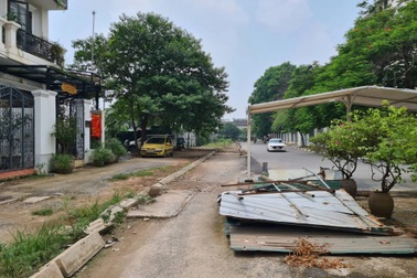 Hàng rào bảo vệ của một trường đại học ở Hà Nội ngang nhiên bị phá hoại