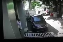 Vừa nhận xe mới "bác tài" đã lái tông đổ cổng đại lý