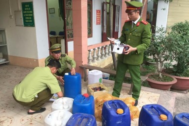 Bắt vụ sản xuất, vận chuyển gần 500 lít rượu không tem mác