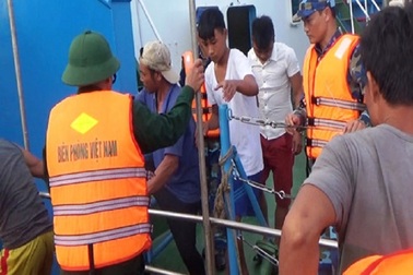 Cứu thành công 6 ngư dân bị chìm tàu trên biển