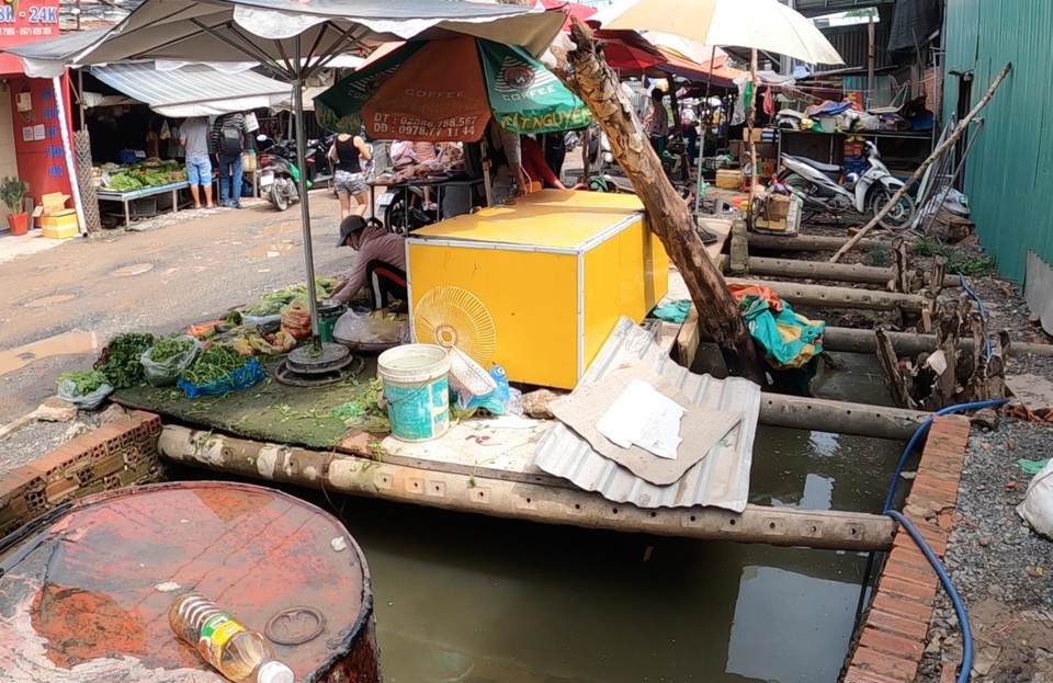 TPHCM: Đi xe máy lên vỉa hè, rơi hố sâu hơn 3m ven đường - 3