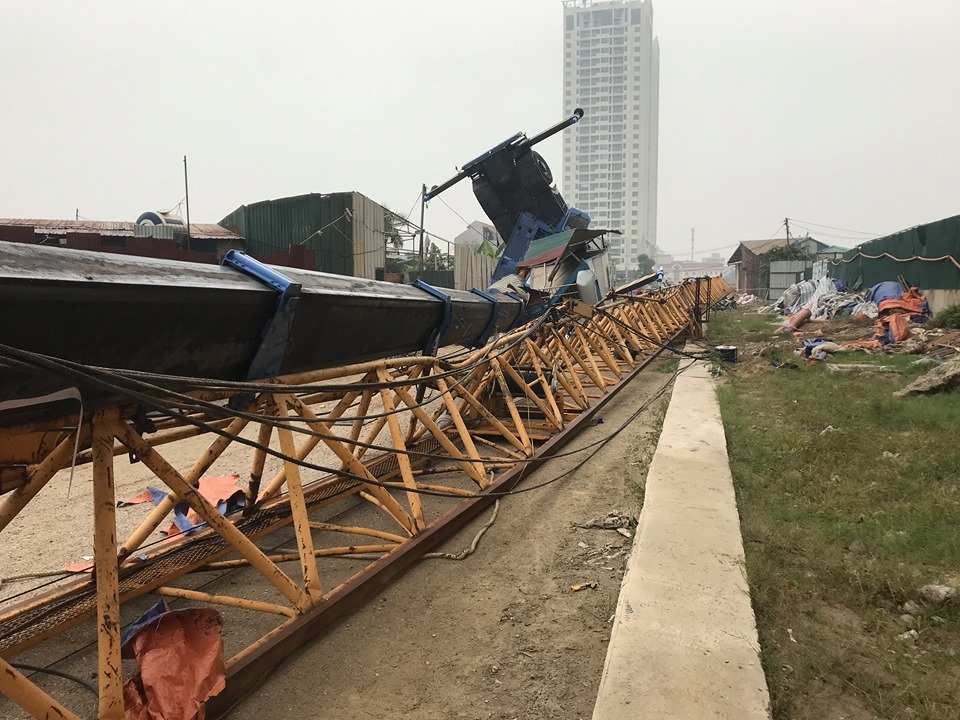 Hà Nội: Cần cẩu tháp khổng lồ đổ sập khi đang được tháo dỡ - 1 Hà Nội: Cần cẩu tháp khổng lồ đổ sập khi đang được tháo dỡ - 1