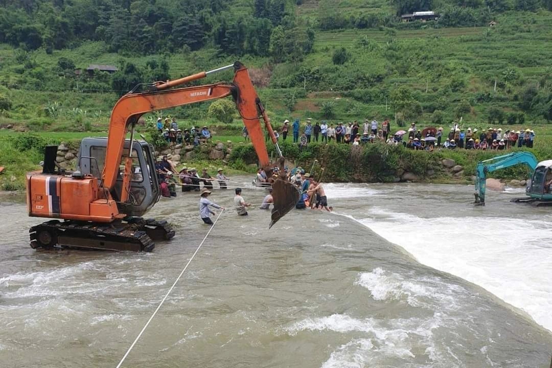 300 người tìm bé trai mất tích: Thi thể nạn nhân cách hiện trường 3km - 1