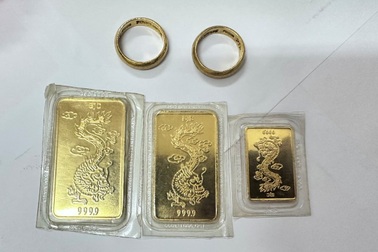 Thấy 2 cây vàng trong bao đồ từ thiện, hành động của nữ giúp việc gây "bão"