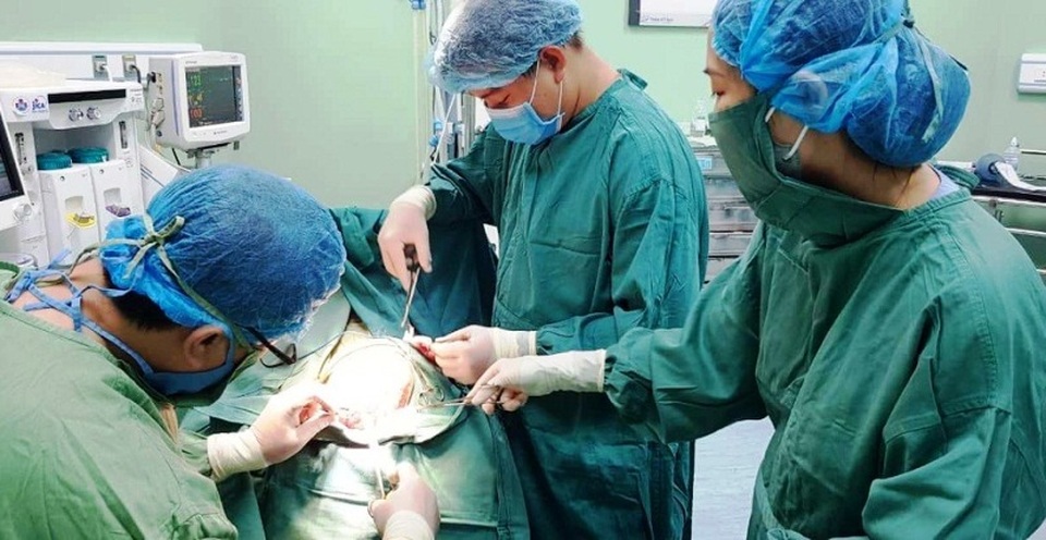 Cháu bé 5 tuổi bị chó nhà cắn rách da đầu - 2 Cháu bé 5 tuổi bị chó nhà cắn rách da đầu - 2