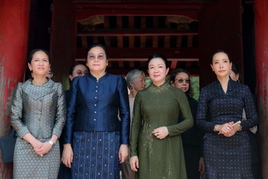 Phu nhân Thủ tướng Lê Minh Hưng cùng 3 Phu nhân Thủ tướng các nước ASEAN thăm Văn Miếu
