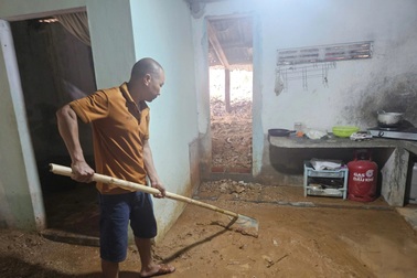 Bùn đất từ dự án cao tốc Bắc - Nam tràn vào nhà, dân bỏ chạy trong đêm