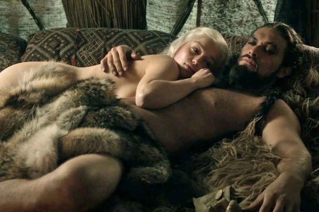 Mẹ rồng Emilia Clarke gây sửng sốt với đôi lông mày đầy... biểu cảm - 4 Mẹ rồng Emilia Clarke gây sửng sốt với đôi lông mày đầy... biểu cảm - 4