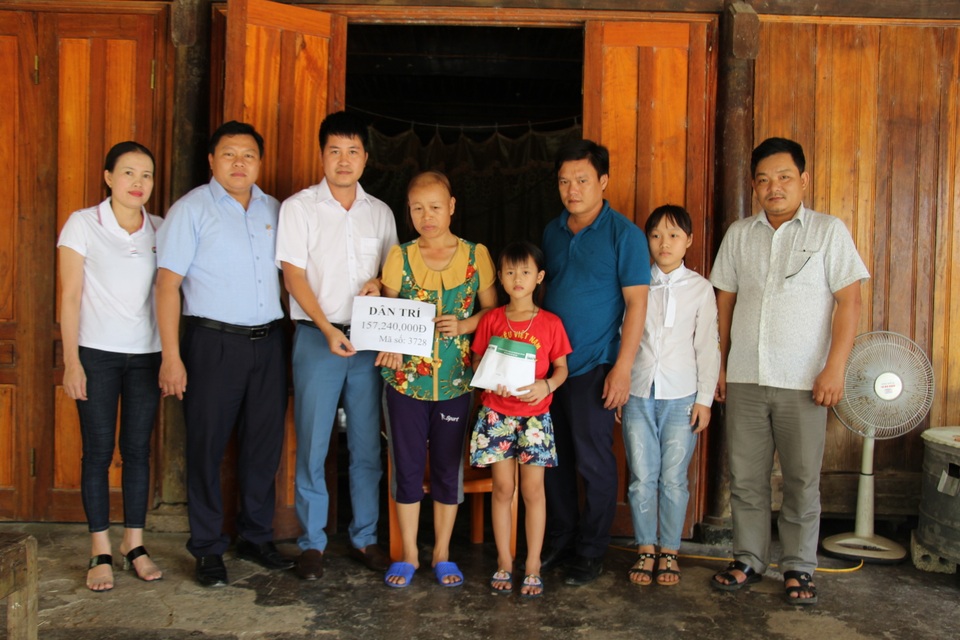 Người mẹ ung thư bật khóc khi nhận món quà của bạn đọc Dân trí giúp đỡ - 2 Người mẹ ung thư bật khóc khi nhận món quà của bạn đọc Dân trí giúp đỡ - 2