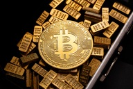 Bitcoin thủng đáy 90.000 USD: Khi "vàng số" thất thủ trước vàng thật