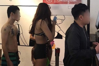 Mặc bikini xếp hàng nhận trà sữa ở TP.HCM là làm chuẩn mực xã hội bị xô lệch