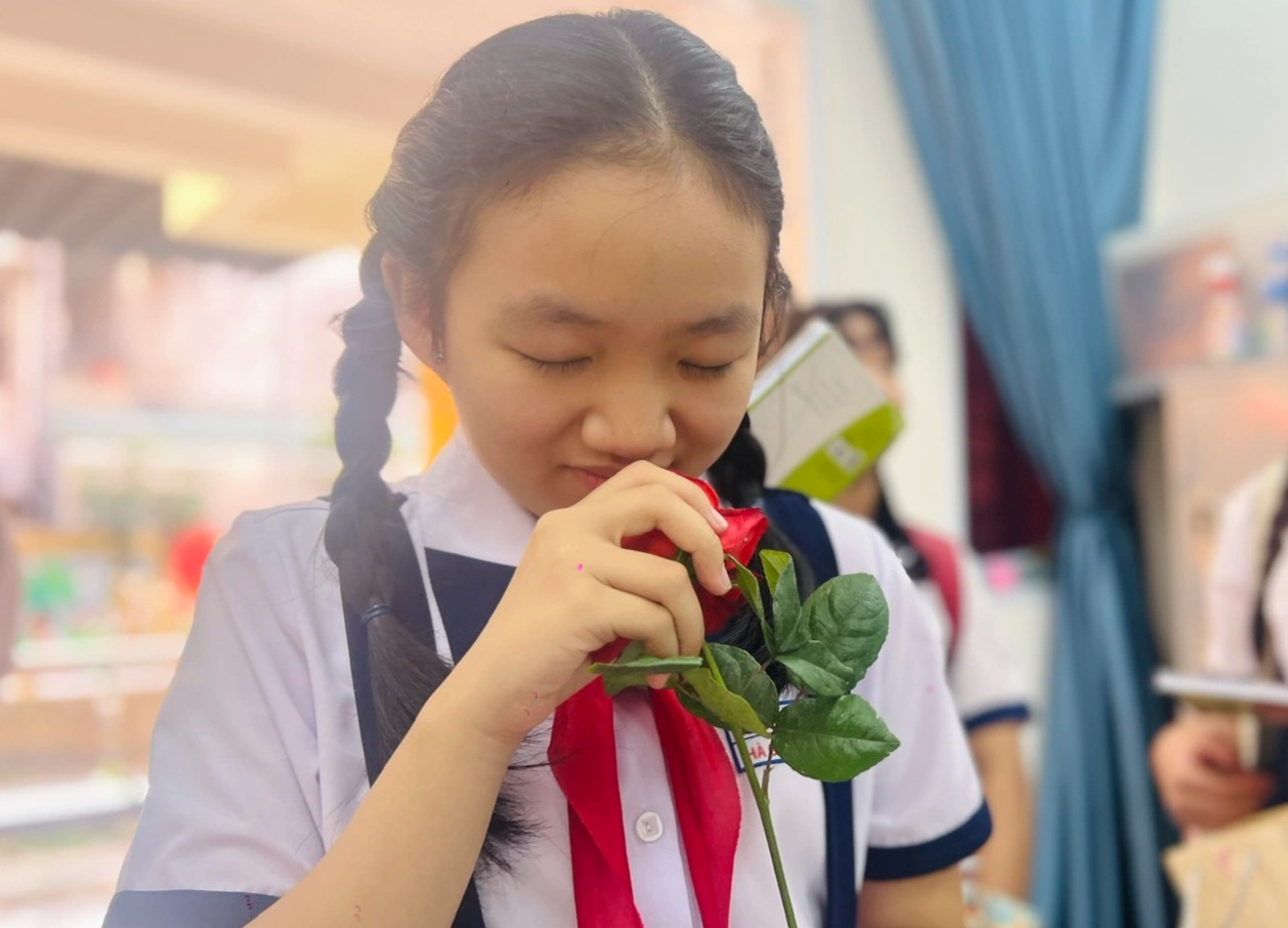 دانشآموز عجیب با بستن چشمها و بو کردن امتحان میدهد - ۳ Kỳ lạ học sinh làm bài thi bằng cách… nhắm tịt mắt và ngửi - 3