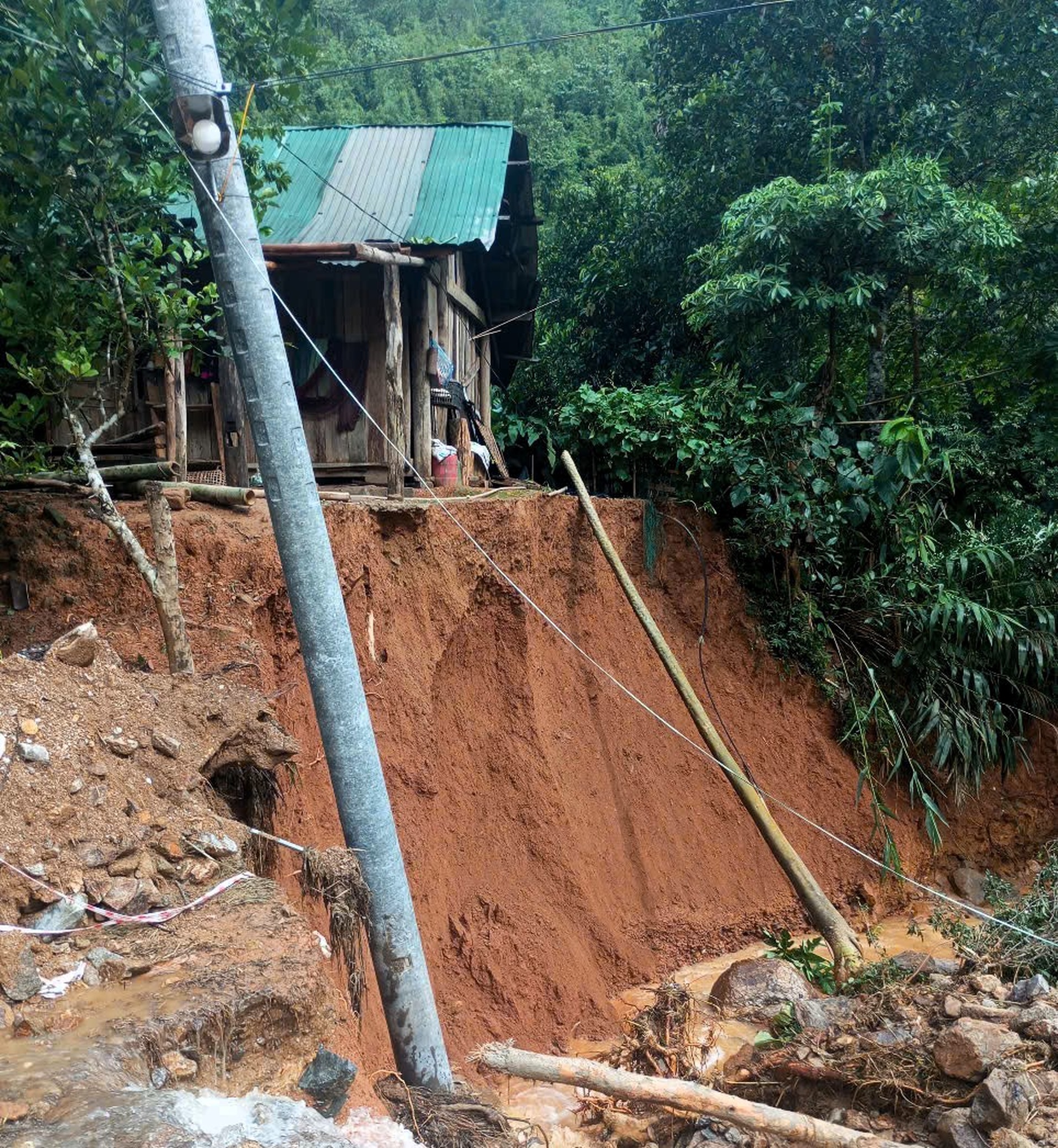 Cảnh lũ quét tan hoang ở xã biên giới Nghệ An - 7 Cảnh lũ quét tan hoang ở xã biên giới Nghệ An - 7