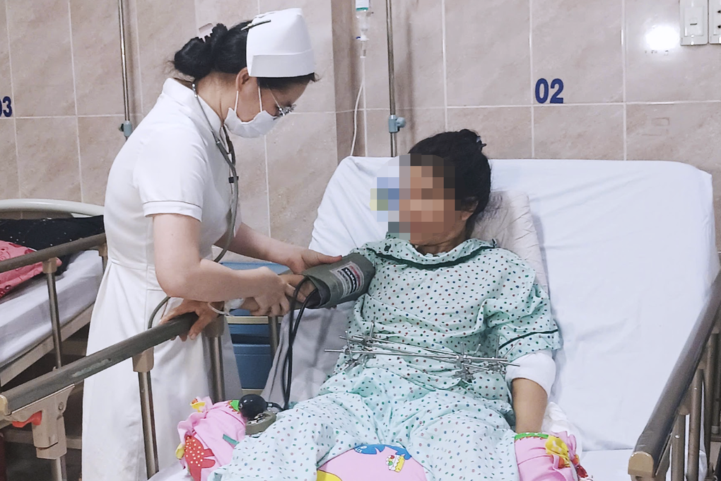 Tài xế vô tình nhấn cần số, người phụ nữ bị cuốn vào giữa máy cày nguy kịch - 2 Tài xế vô tình nhấn cần số, người phụ nữ bị cuốn vào giữa máy cày nguy kịch - 2