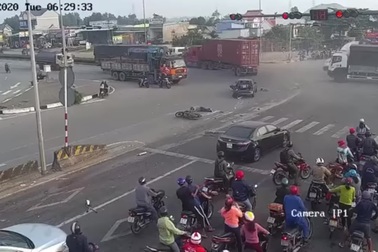 Kinh hoàng hình ảnh xe container tông hàng loạt ôtô, xe máy dừng đèn đỏ