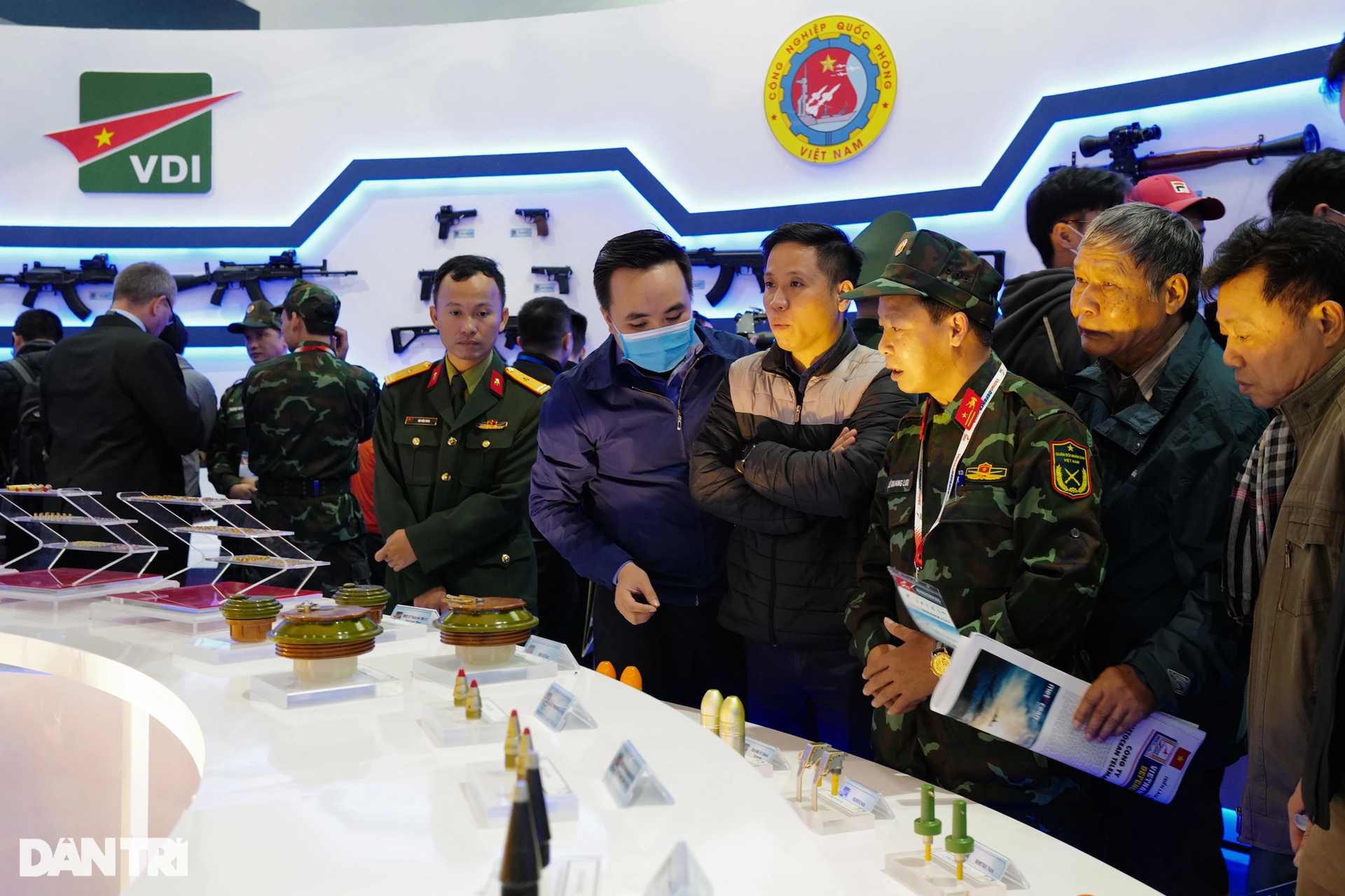 Người dân xếp hàng tham quan, trải nghiệm bắn súng tại Triển lãm Quốc phòng - 3 Người dân xếp hàng tham quan, trải nghiệm bắn súng tại Triển lãm Quốc phòng - 3