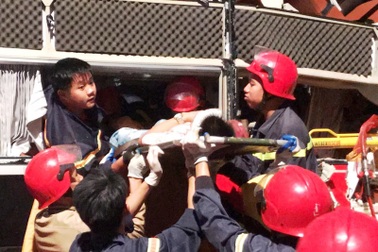 20 cảnh sát cứu hỏa giải cứu 3 người mắc kẹt trong xe khách