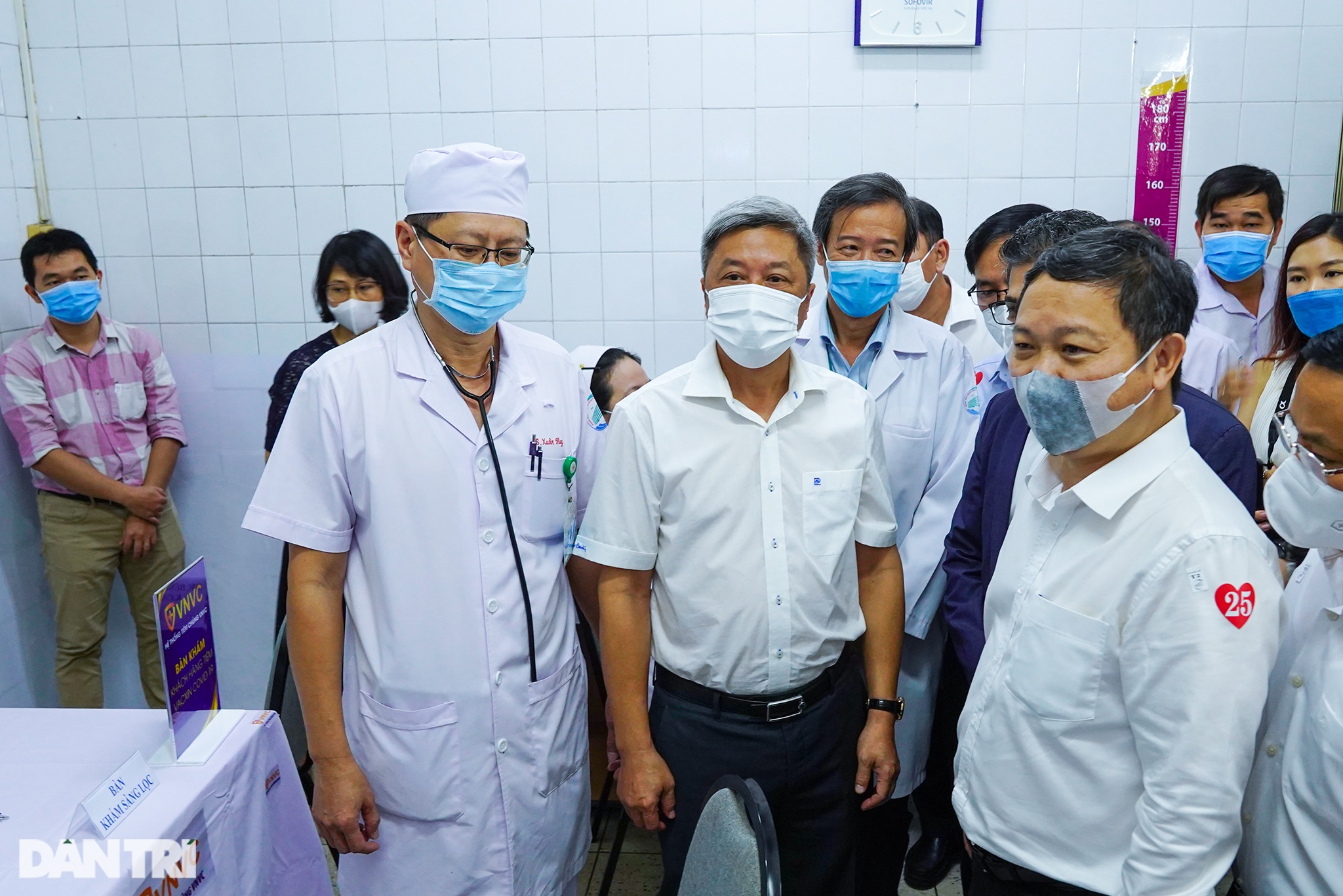 Giấc mơ đẹp của nữ bác sĩ được tiêm vắc xin ngừa Covid-19 đầu tiên - 11 Giấc mơ đẹp của nữ bác sĩ được tiêm vắc xin ngừa Covid-19 đầu tiên - 11