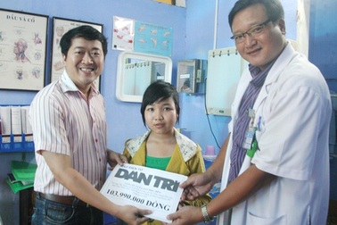 Trao hơn 103 triệu đến cô nữ sinh lớp 9 bị ung thư