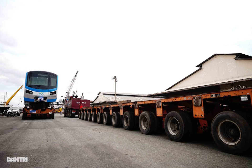 Cận cảnh dàn xe siêu trường siêu trọng chở tàu metro số 1 về điểm tập kết - 11 Cận cảnh dàn xe siêu trường siêu trọng chở tàu metro số 1 về điểm tập kết - 11