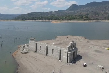 Nhà thờ 500 năm bất ngờ nổi lên giữa lòng hồ cạn trơ đáy vì hạn hán kéo dài