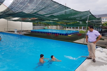 Thầy giáo đầu tư hồ bơi cho học sinh vùng ven học bơi dịp hè