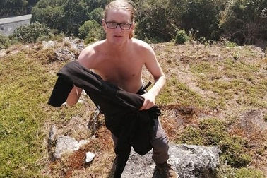 Khách Tây bị bắt quả tang chụp ảnh khỏa thân ở điểm linh thiêng