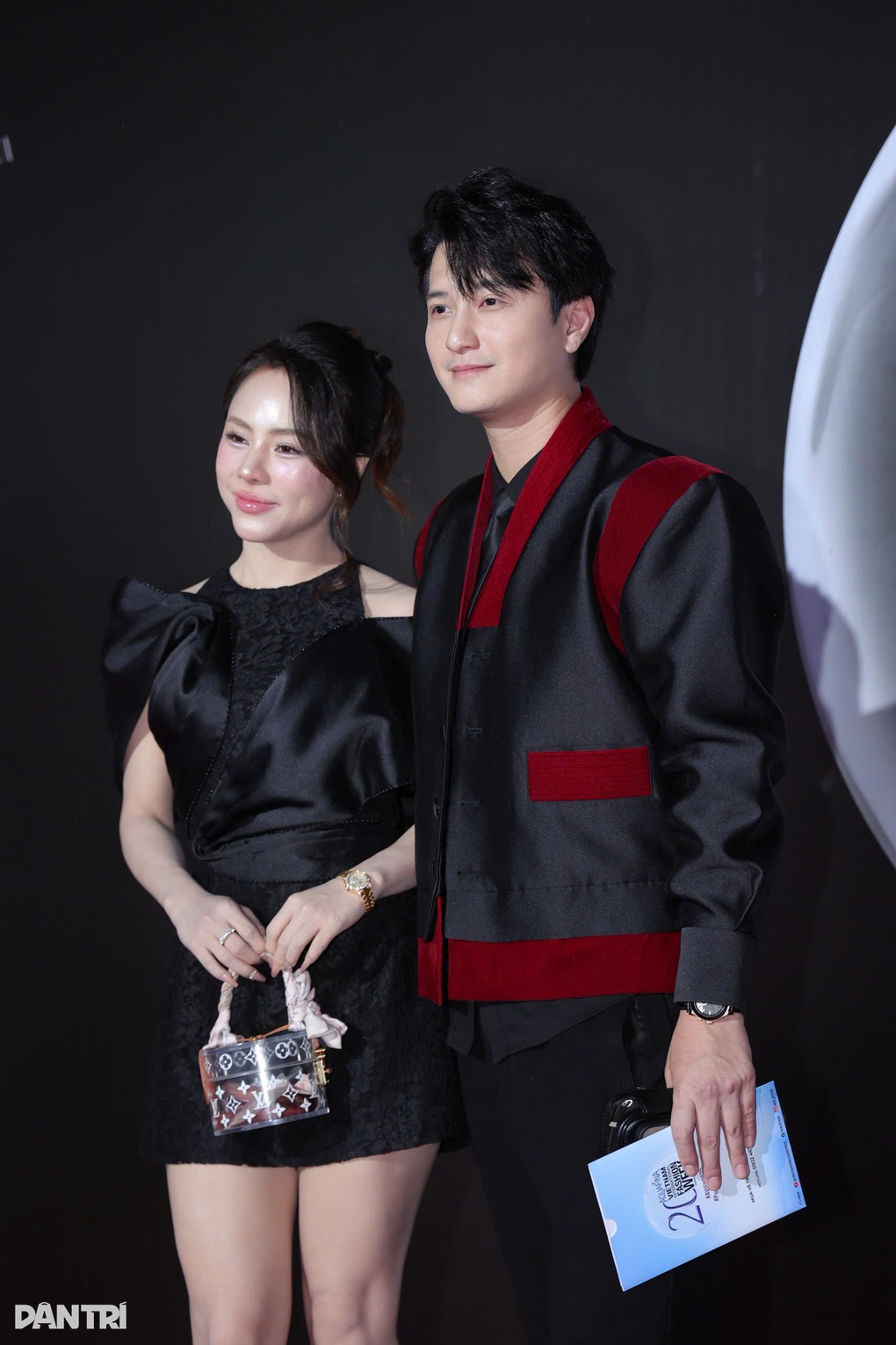 Huỳnh Anh và vợ hơn 6 tuổi mặc đồ đôi, tình tứ trên thảm đỏ ở Hà Nội - 1 Huỳnh Anh và vợ hơn 6 tuổi mặc đồ đôi, tình tứ trên thảm đỏ ở Hà Nội - 1