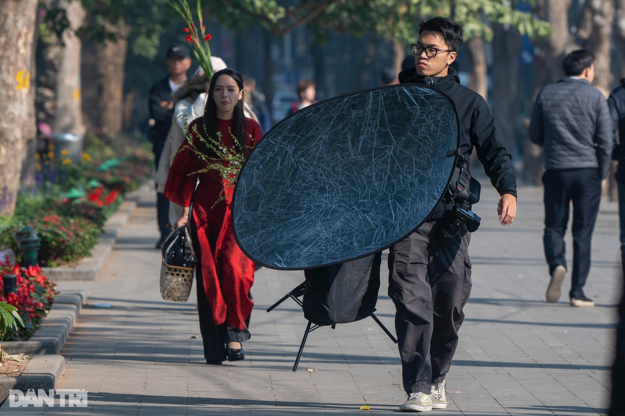 View - Hà Nội rét 10 độ C, các "nàng thơ" dậy từ 4h diện áo váy chụp ảnh ở hồ Gươm | Báo Dân trí