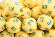 Chỉ mua 1 dãy số trong 30 năm, người đàn ông Australia trúng liền 2 giải độc đắc