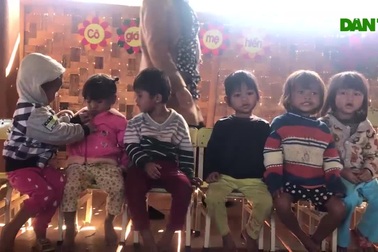 Khốn khổ cảnh hàng chục học sinh học tạm trong ngôi nhà rông cũ