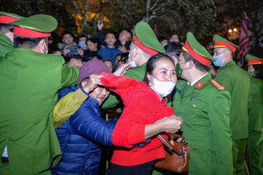 Hàng nghìn người ùa vào đền Trần sau giờ Khai ấn