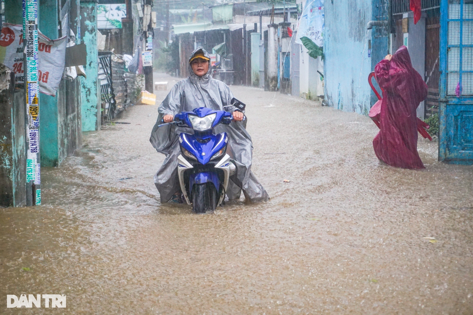 Bộ đội, công an vào rốn ngập ở Đà Nẵng sơ tán dân - 7 Bộ đội, công an vào rốn ngập ở Đà Nẵng sơ tán dân - 7