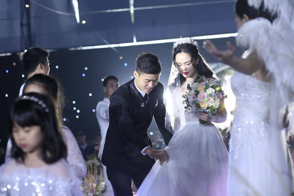 Ánh mắt tình bể bình Duy Mạnh dành cho cô dâu khiến bao fan nữ hâm mộ - 6 Ánh mắt tình bể bình Duy Mạnh dành cho cô dâu khiến bao fan nữ hâm mộ - 6