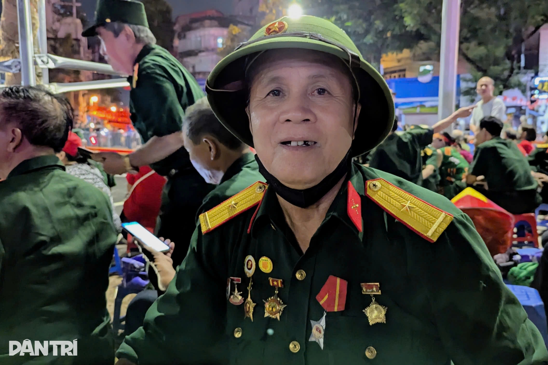 Hàng nghìn cựu chiến binh, đội mưa, thức xuyên đêm chờ đón đoàn diễu binh - 8